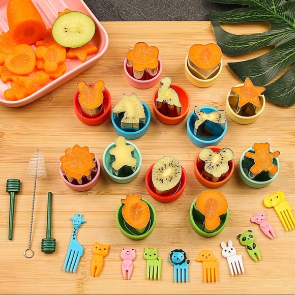 ‼️SOLD ON Ⓜ️Vegetable and Fruit Cutter Shapes Set - Picture 2 of 6